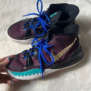 Nike basketball shoes good condition       Size 7y= women’s 8.5